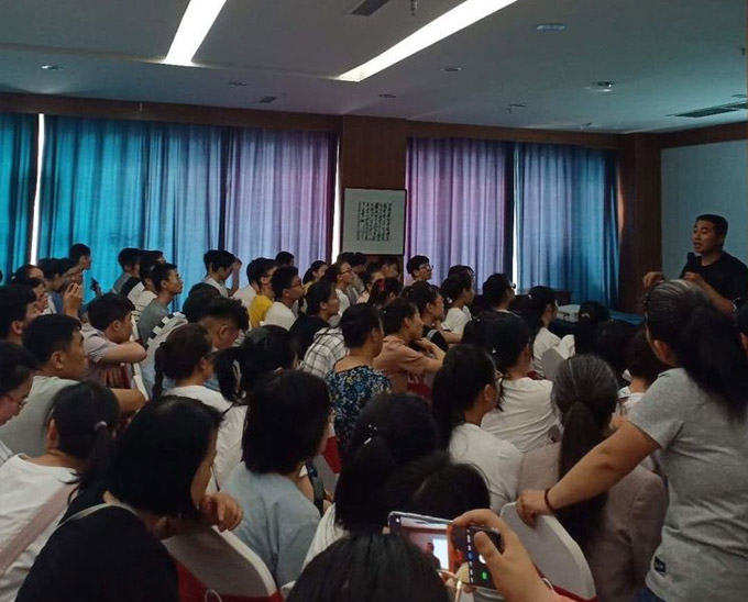 賀建平高考志愿填報公益活動在麗彬文化園舉辦